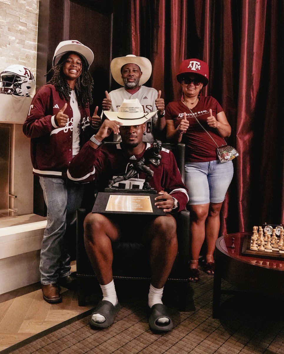ChristyLove817's tweet photo. We so locked in🔒the door broke 🗣️🗣️🗣️🗣️#GigEm👍🏽 https://t.co/ZsRmf0RBUz