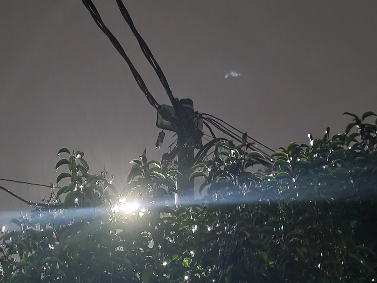 JRG2309's tweet photo. @OficialEdesur me decís personal trabajando en la zona.... Dónde???? Desde las 16 hrs sin energía y con posible riesgo de electrocución ya que pasan vehículos y peatones. https://t.co/qBvEZl4Blh