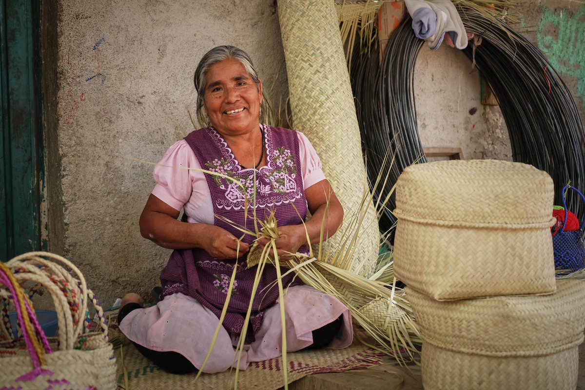 NancyOrtizOax's tweet photo. Manos oaxaqueñas que trabajan, crean y tejen historias de identidad y amor por nuestras raíces. https://t.co/6RZg9pTAls