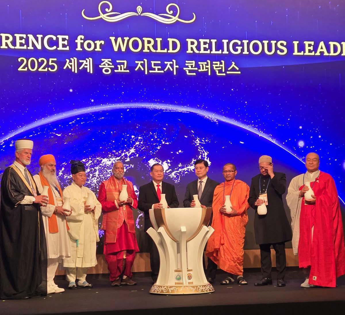 ukUPF's tweet photo. A Call for Unity
🕊️ “We are brothers &amp; sisters before God. We are guardians of truth. We are defenders of the freedom of faith.” — Dr. Tageldin Hamad at the World Conference of Religious Leaders. See https://t.co/1bi4T6auf3 #Peace #FaithFreedom #UPF #Interfaith #IAPD https://t.co/F1G0aJtIa2