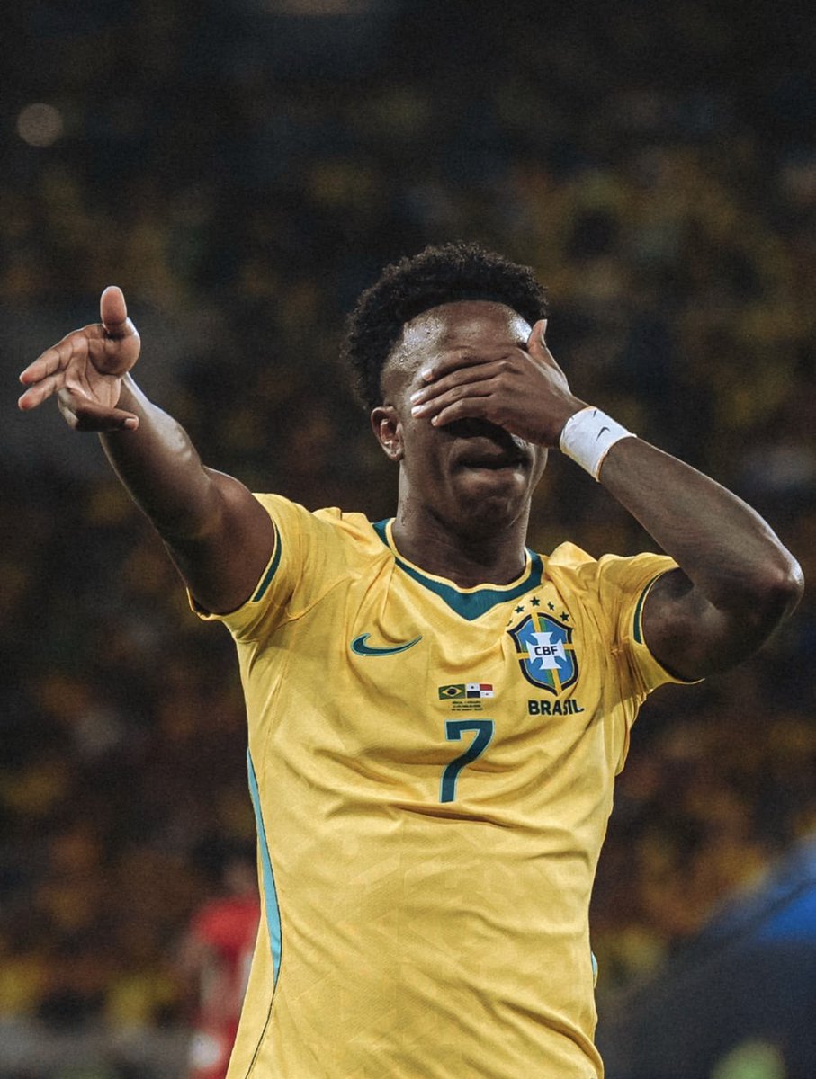 Komenmax1's tweet photo. Ancellotti always believees in Vini jr 🇧🇷♥️

Vinicius junior to his teammates hold my beer 🍺😂 https://t.co/m5HQwlpmeR