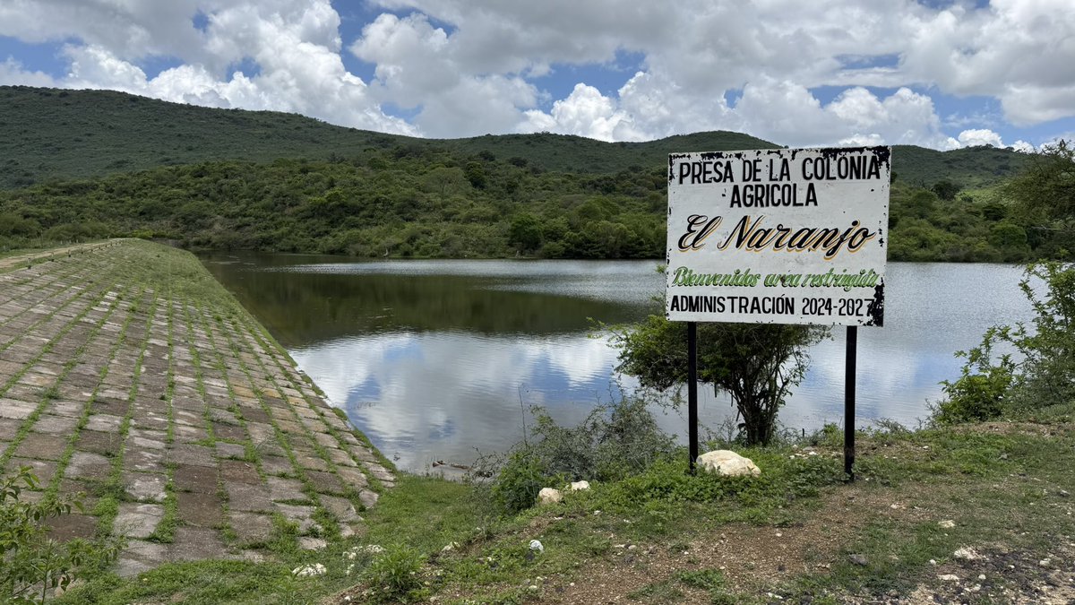ConaguaDLSLP's tweet photo. Atendimos reportes ciudadanos y realizamos una inspección técnica en la Presa de la Colonia Agrícola El Naranjo, en Cárdenas. Reiteramos que estos espacios deben cuidarse y que cualquier actividad debe realizarse con responsabilidad y respeto al entorno. 💧🌿
#AccionesConagua https://t.co/MXYAoXaSUn