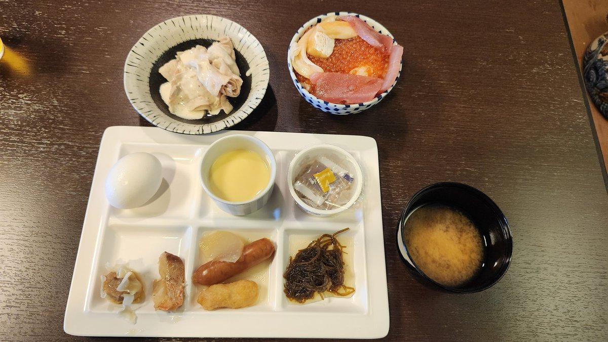 yoshi83025's tweet photo. 朝食にいくら丼あるの神
少しだけ食べる予定だったのに https://t.co/P2t7CIpPKb