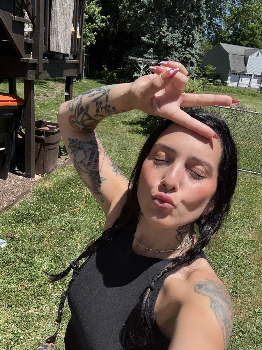 amanda tweet media