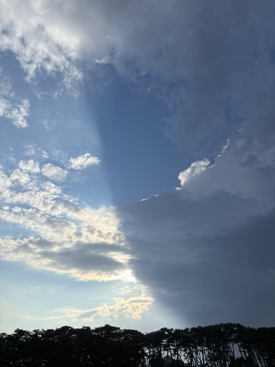 Blue_Brick_JP's tweet photo. 昨日の夕方、大洗から見た空。
太陽が見えるくらいの薄い雲なのに何故か右半分が暗い。境界線もクッキリ。
このあと北関東道を栃木方面に走っていたらダウンバーストのような猛烈な雨風に遭い、前が何も見えず恐怖を感じました... https://t.co/BHSpp8V4oL
