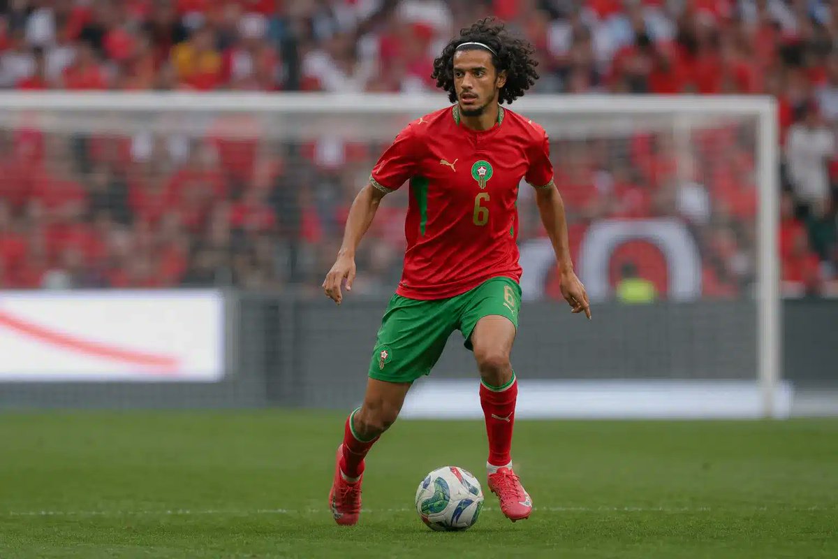 MohamedNasr1811's tweet photo. أيوب بوعدي.. 18 عام و50 مليون يورو.

في أكتوبر 2007 وُلد أيوب في بلدة سونليس الفرنسية، لأبوين مغربيين مهاجرين.

لاعب ليل بدأ مشواره مع النادي الفرنسي سنة 2021، وهو في الثالثة عشر من العمر، قادمًا من نادي كريل الذي ينشط في بطولة الهواة.

وتدرج اللاعب في فئات ليل قبل أن يوقع أول عقد احترافي مع الفريق الأول صيف 2023.

وبعدها أصبح ثالث أصغر لاعب يشارك في مباريات الدوري الفرنسي، حينما سجل حضوره ضد بريست في 22 أكتوبر عام 2023.

وكان بوعدي وقتها يبلغ من العمر 16 عامًا و20 يومًا.

يعتبر بوعدي صاحب جنسية مزدوجة، المغربية والفرنسية، كما سبق ومثل منتخب فرنسا تحت 16 عامًا حتى أصبح قائدًا لمنتخب تحت 21 سنة، قبل ان يختار تمثيل منتخب المغرب مؤخرًا.

وخاض بوعدي هذا الموسم مع ليل 42 مباراة، ووصلت قيمته السوقية 50 مليون يورو.. وأصبح اللاعب على رادار عديد الأندية الأوروبية بعد ما قدمه هذا الموسم.