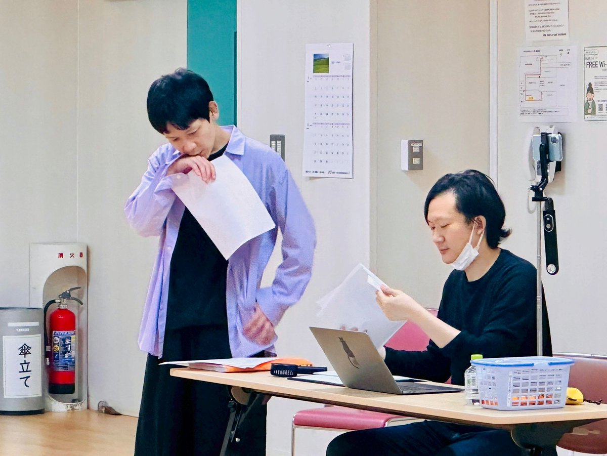 toge_hiro's tweet photo. 『コメディの盛り合わせ』稽古前。ヤギさんが「セリフ覚えてても相手の顔を見たら忘れちゃう」と言って、「そんなことあるのか」と笑ってたおれ。...本当だった笑。それでセリフが飛んだところを石関（通称ゼッキー）に教えてもらってるんだけど、椅子に座った彼は、自分より何倍も演出家の貫禄がある https://t.co/t06QWfViad