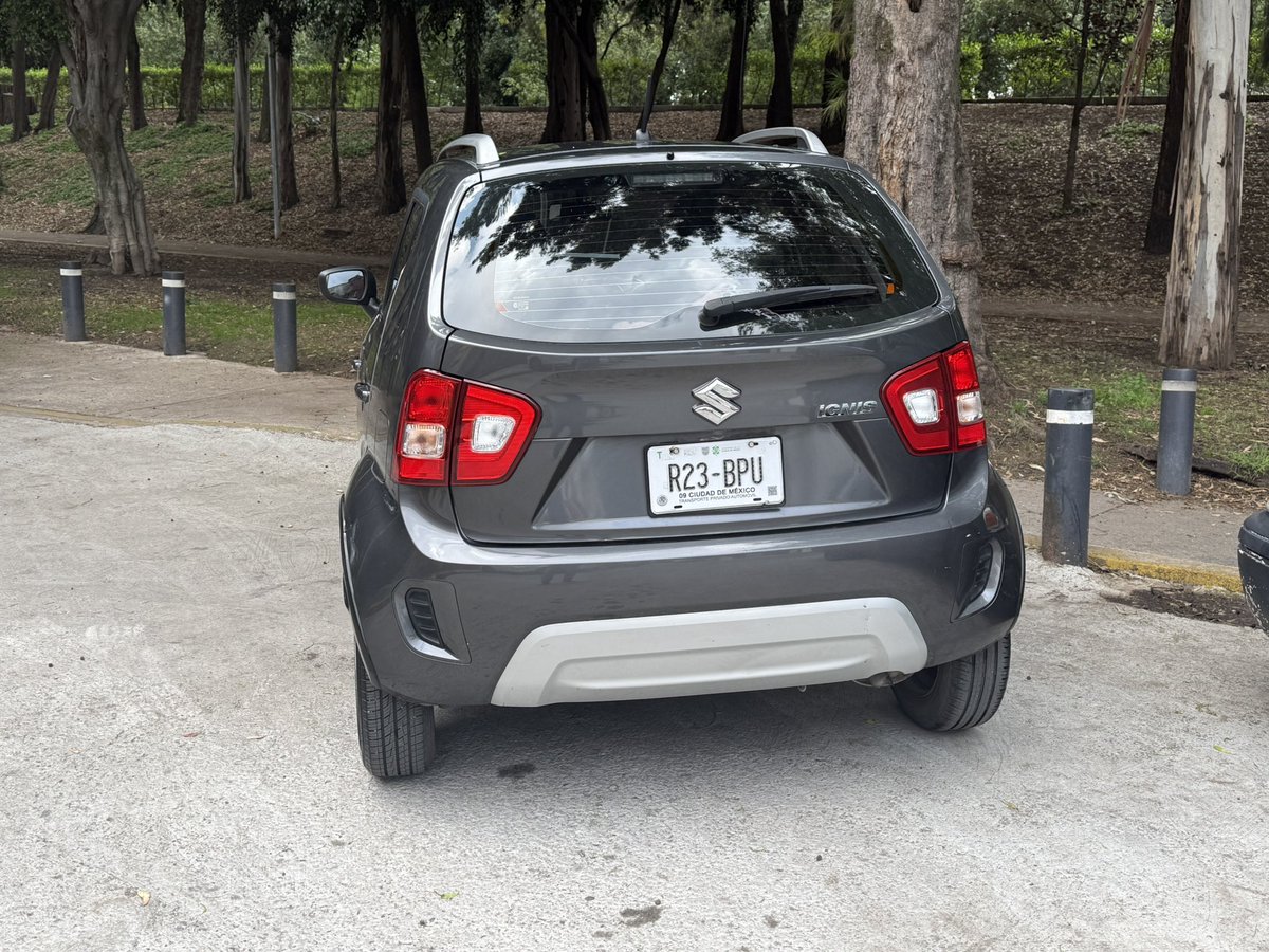flonsi's tweet photo. @ZONAVIAL4SUR ya hice reporte, este auto esta obstruyendo mi garage y no puedo salir. Solicito una grúa para poder salir de casa. @UCS_GCDMX https://t.co/gsT0hBRTcq