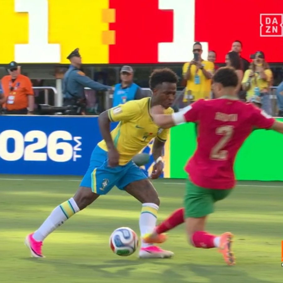 CUPID_FC's tweet photo. 😳 BENNI MCCARTHY CALLS IT OUT!
Hakimi escapes red card on Vinícius.
McCarthy: "If that was a South African player, he would be gone."
"Different ball game" for SA. ❌🇿🇦
#RefWatch #ViniciusJr #BRAMAR https://t.co/kwkrEPVspJ