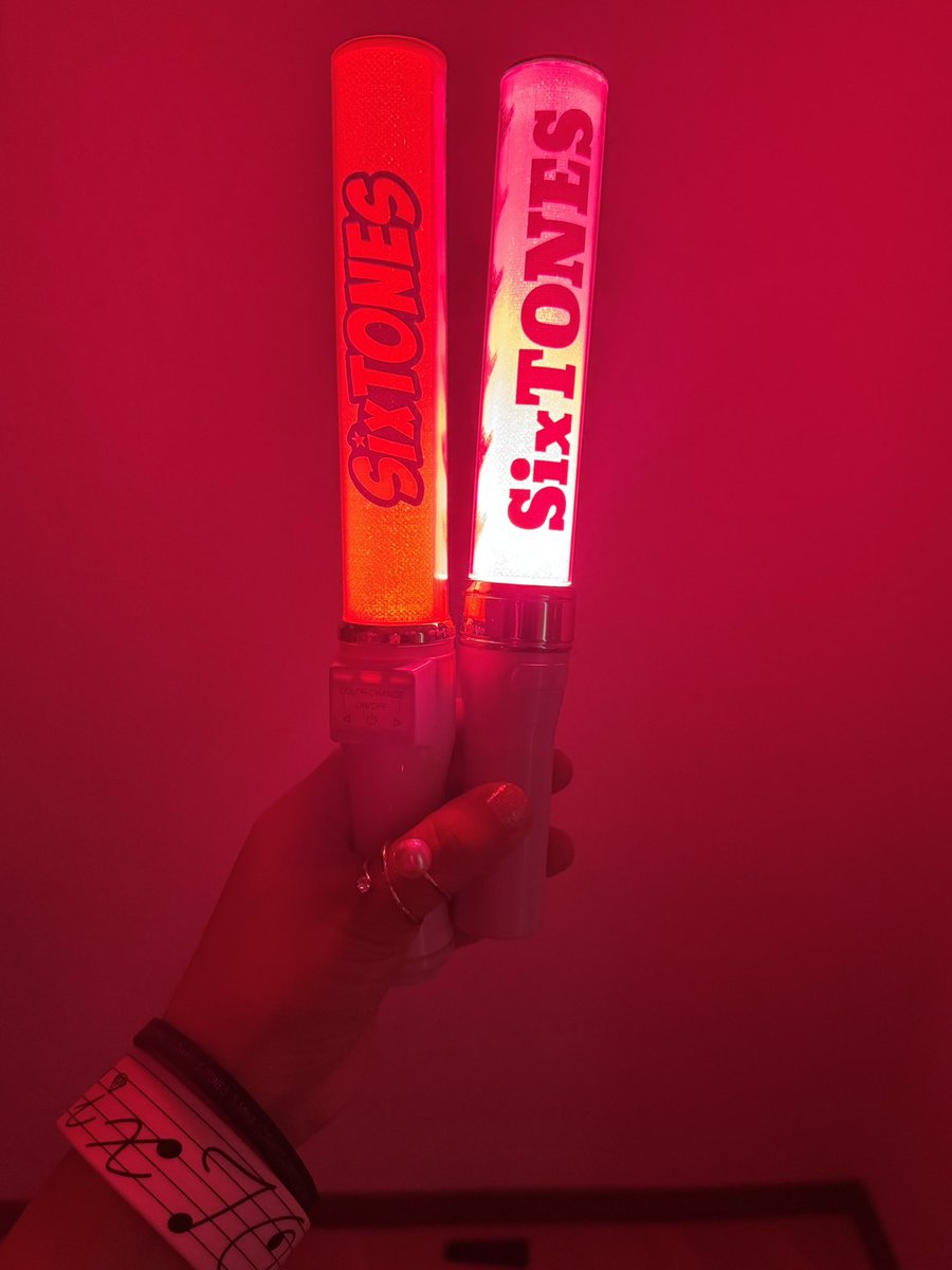 sao_tones's tweet photo. 【悲報】
私のキントレペンライトSixTONES 6周年最後の会場沖縄で逝く😭白く光る部分がもう光らない。
結構長持ちだなと思っていたけど遂に寿命来てしまった😭自分的SixTONES初現場の2017年から今日2026年までの10年間ずっとこのペンライトと一緒に現場入った！思い出ありずぎる！今までありがとう🙏✨ https://t.co/d6qz9BjC47