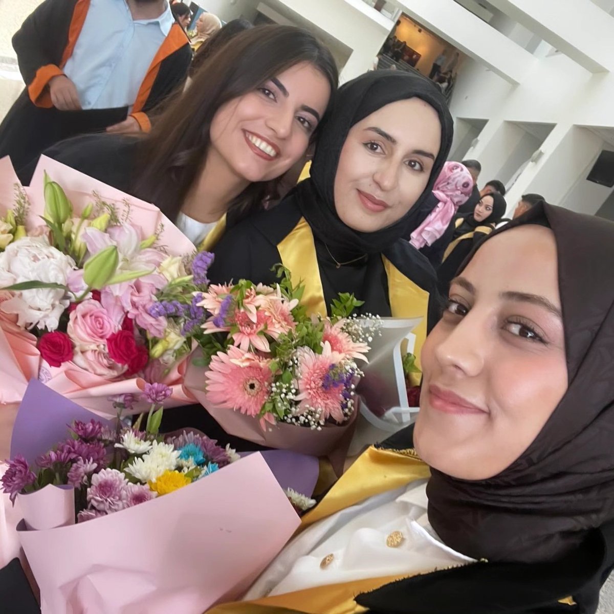 _rabiabeken's tweet photo. Bütüne yetişmemiz gereken bölümün mezuniyetindeyizzz @seldamuhan https://t.co/tv157wF9cw