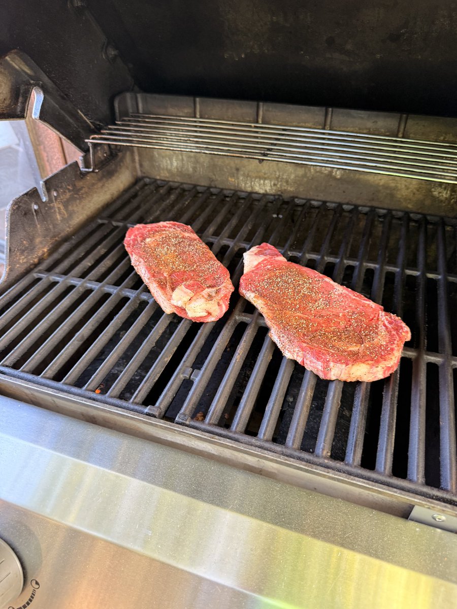 JChunking's tweet photo. また盗撮されたわ🤣 ディナーはステーキ🥩でもコミュニティー用のグリルがなくてフロントで聞いたら本当は無いんだけど特別に貸し出し用のをただで使わせてくれたわ🤣 https://t.co/1GcoZFHk1h