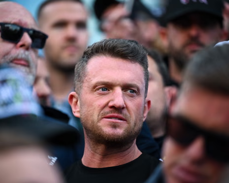 elorwelliano's tweet photo. STARMER VA CONTRA ROBINSON 
🚨 ÚLTIMA HORA: El luchado incansable por la libertad del Reino Unido Tommy Robinson es detenido en Heathrow bajo la ley antiterrorista.  

El activista británico Tommy Robinson fue detenido este sábado en el aeropuerto de Heathrow durante casi tres horas, bajo la Sección 3 de la Counter-Terrorism and Border Security Act 2019.   

La policía le confiscó su teléfono móvil y lo retuvo por sospechas relacionadas con terrorismo, según denunció el propio Robinson en sus redes sociales, quien calificó la medida de “locura absoluta” y aseguró que se trata de una nueva persecución que le obligará a asumir más gastos legales. Robinson, quien ya había sido detenido previamente bajo cargos similares, solicitó apoyo económico para su defensa judicial.  

¡El traidor de Starme busca encarcerlar a su archi enemigo!