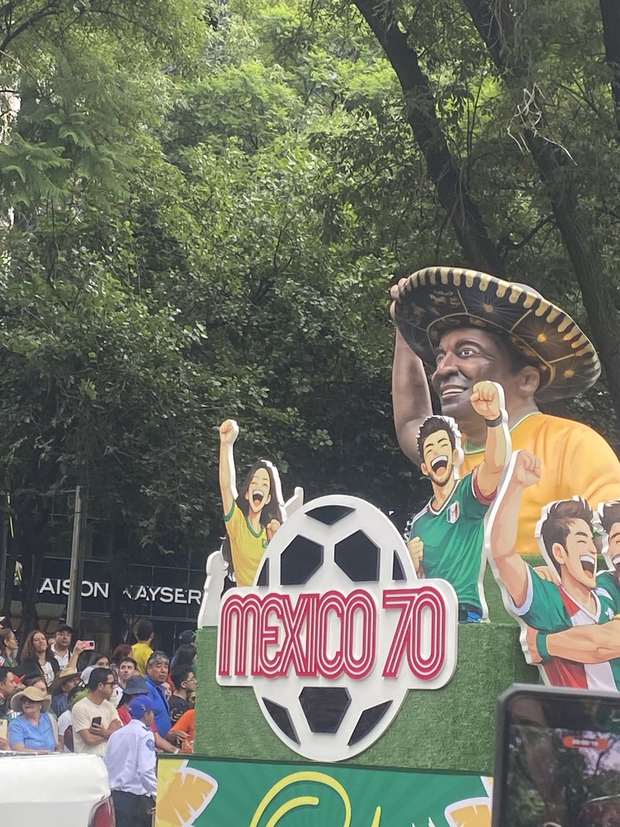UnnaTuitera's tweet photo. Fui al “desfile mundialista”.
La pasé bien porque había buen ambiente por la gente.
Brasileños, alemanes y colombianos lo que más vi. El mexa, haciendo de todo una fiestota. Por esa parte, excelente servicio.

El desfile CHAFÍSIMA. Sin pies ni cabeza.
No tenía un tema específico. Había de todo, pero no había nada. Descoordinados, a destiempo, poca música y todo lleno del lema “el balón vuelve a casa y su chingado ajolote” 
Chafa como la 4T.
Parece que lo organizaron hace una semana y no ensayaron ni una vez.
