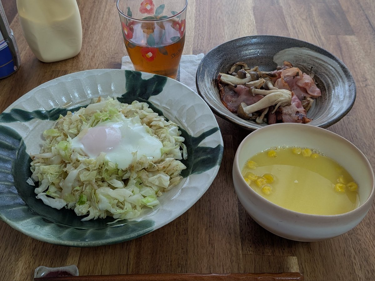 yadokarinogohan's tweet photo. なんか違う巣ごもり卵と
冬に残ったのコーンスープ、
ずっと半分だけ残っていた
しめじをベーコンと
日曜日の朝ごはん

#おうちごはん https://t.co/7pma0A5Vjp