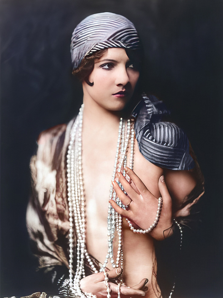 ArtDecoFineArt's tweet photo. Jean Ackerman decided to pursue a career in show business. She joined the cast of the Ziegfeld Follies in 1927 &amp; was often called "The World's Most Beautiful Brunette." https://t.co/soJmzW45tU … … https://t.co/U1qZuLARD8