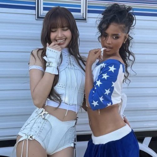 Rosiesmilecute's tweet photo. LISA Y TYLA https://t.co/xuWMTgRzFA