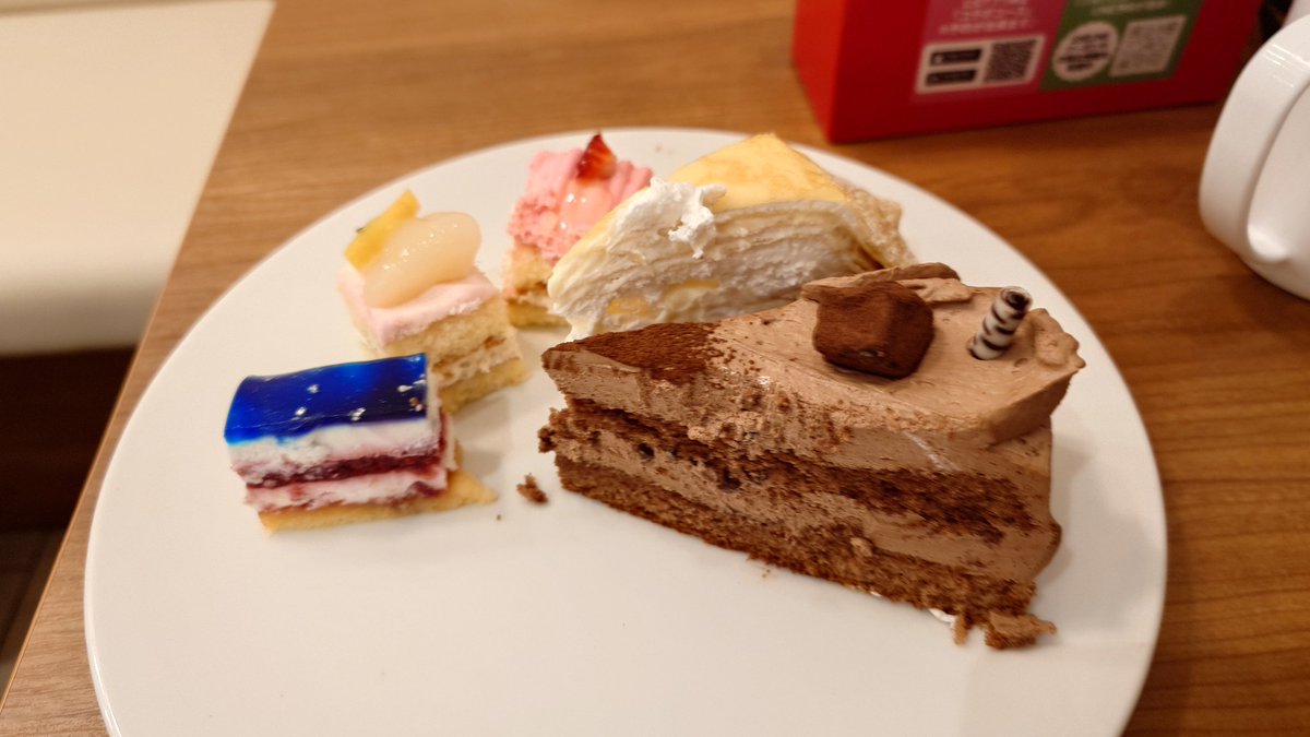 umi_bps's tweet photo. 6月のスイーツパラダイス。
ミルクレープ美味しい。
ライチのムース、台湾パインのタルト、プラネット、白桃のケーキ等、新しいデザート多くて満足。
新宿店は銀魂コラボしてる https://t.co/o0n9HT2Szf