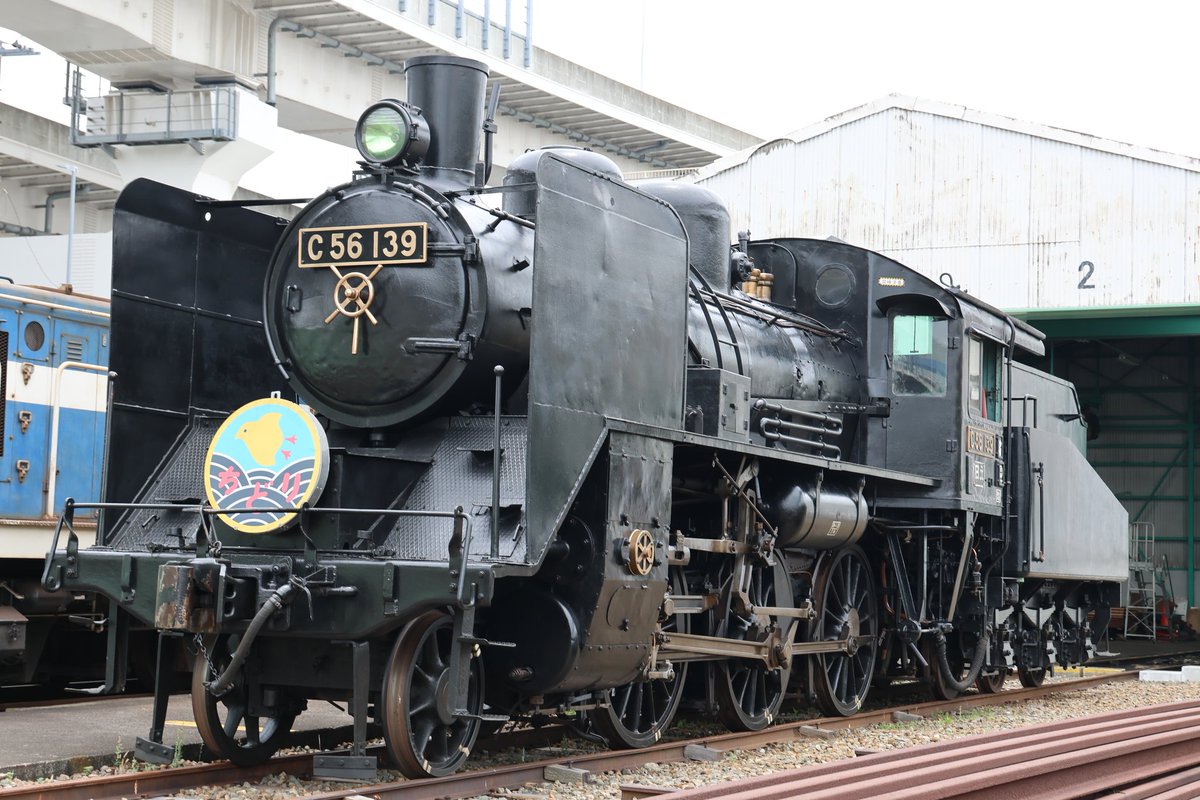 SaladDays0725's tweet photo. 20260614
神奈川臨海鉄道の本牧埠頭駅にて、C56139とKD60の撮影会…

C56139は想像以上に美しい状態。
部品の刻印がほぼC56139で、他の号機の物の流用は少ない。
ヘッドマーク無しから、今回のイベント、ちどりなど色々着けてくれた。
現役の線路上での保存ですから、静態保存機でも良い感じですね。 https://t.co/jcpqJbd5CH