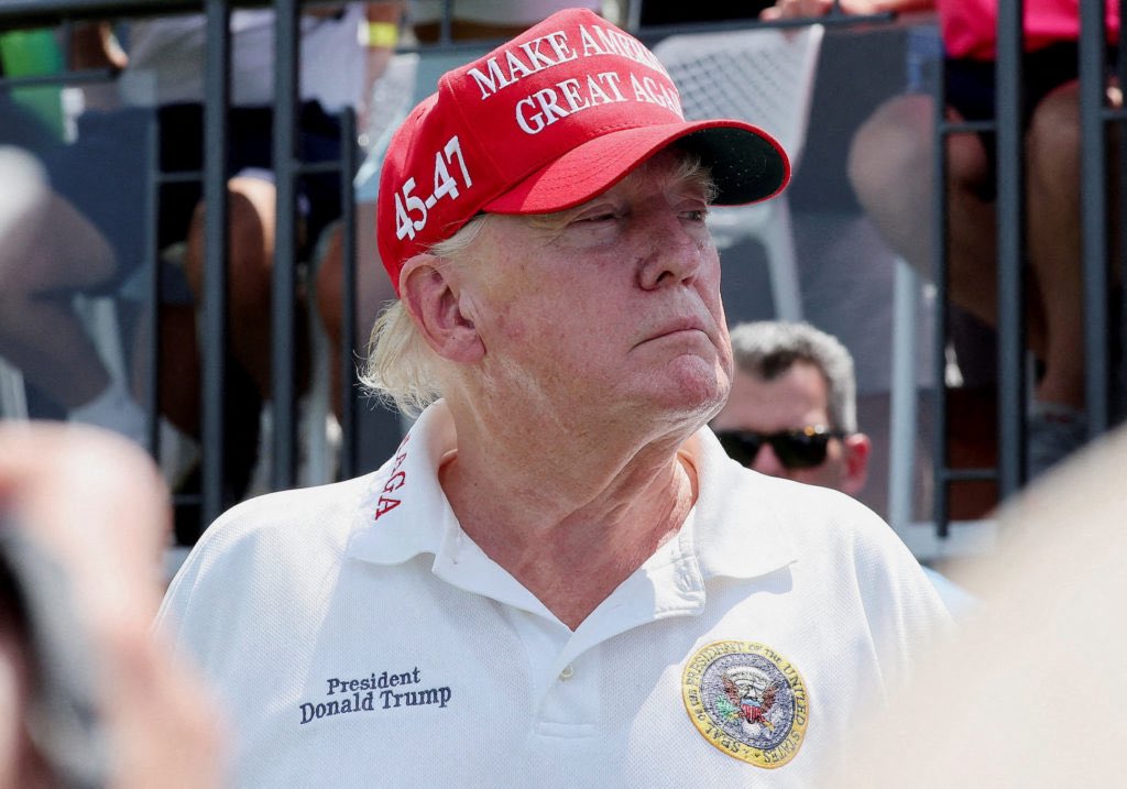 ThePopFlop's tweet photo. The New York Knicks won every game during this year’s NBA Finals, except for the one attended by Donald Trump. https://t.co/20j6Zsccf3