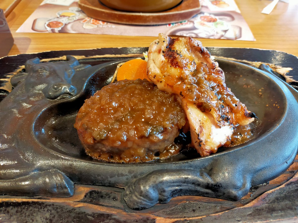 hatomune666's tweet photo. 十年ぶりくらいのさわやかで、わざわざ鶏肉を食っている男。 https://t.co/kRS62FiwQR