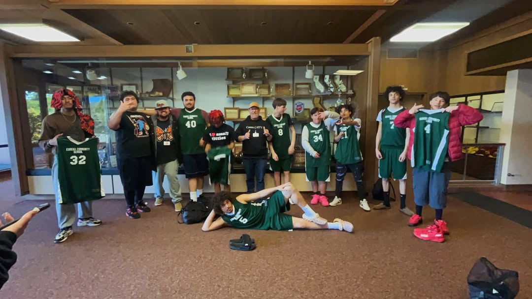 brownissues653m's tweet photo. Brown Issues' Advisor Manny Favela has entered his Basketball 🏀 Coach era and the team took the W 48-28 👏🏾👏🏾👏🏾 https://t.co/6s0fQx66r1