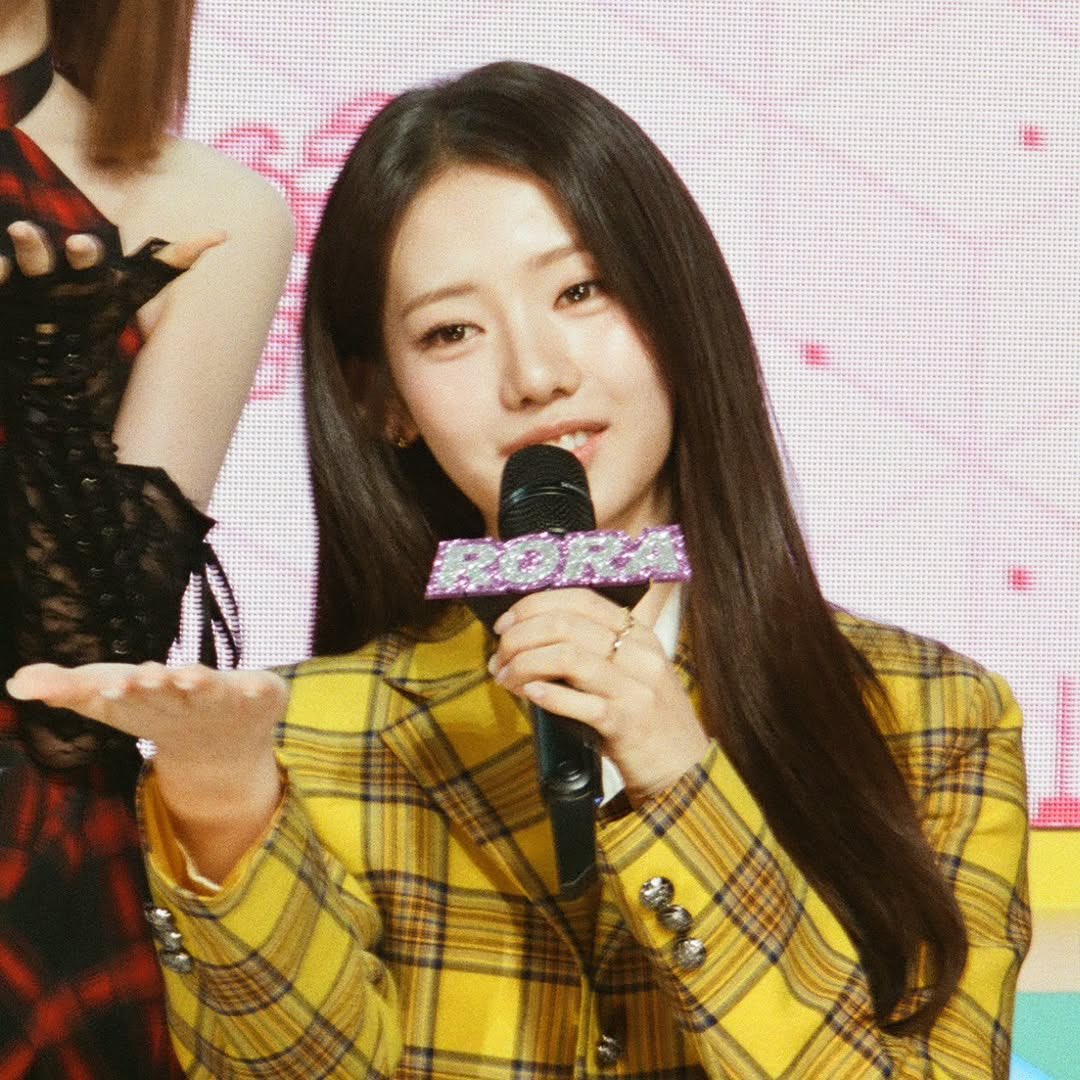 picbaemon's tweet photo. BABYMONSTER and RORA mc for music core https://t.co/HKQqwz7I7a