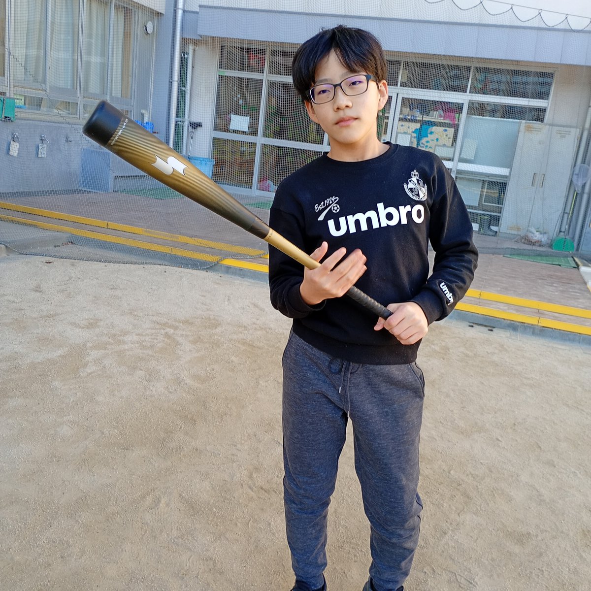 BLF_baseball's tweet photo. 【2025年度支援児童メッセージ紹介 澄海さん】

※写真とメッセージは保護者の方より掲載の許可をいただいております。

このたびは、すてきなバットを本当にありがとうございました。自分の作文が選ばれてとても嬉しかったです。
中学校に入って野球部に入り、野球がもっと好きになりました。でも、ほしかったレガシーバットはとても高く、家ではプラスチックのバットに緩衝材を巻いたりして練習していました。
今回いただいたレガシーを初めて使った時、とてもうれしくて夢のようでした。今でも休みの日は、もらったバットで練習しています。
大切に使い、上手になって恩返しできるよう頑張ります。

#dreambridge
#野球用具寄贈