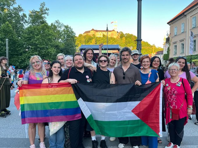 2021m2021's tweet photo. V Palestini mečejo geje iz najvišjih stavb in množice potem kamenjajo truplo.
Šeriatsko pravo predpisuje smrtno kazen za homoseksualna dejanja (zlasti moško), metanje z višine pa je ena od priznanih metod. https://t.co/BNuA6B8xTJ