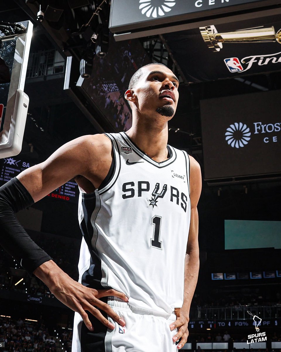 Spurs_Latam's tweet photo. Que tremenda primera run de Playoffs, querido Wemby. Nos hiciste emocionar, festejar y también enojar (mucho), pero lo más importante: En tu tercera temporada nos devolviste la ilusión de ser campeones.

Falta mucha madurez, porque el talento, la disciplina y el hambre de ganar están muy a la vista. 

Te amamos @wemby, no va a ser la última ❤️