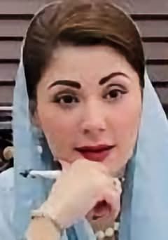 MariaBalochPK's tweet photo. مریم بی بی : اگر حکم کرو تو ہم ضلع گجرات چھوڑ کر کہیں اور چلے جائیں گے ، ہمارے بچوں کو چھوڑ دو اور ہمیں معافی دے دو ۔۔۔۔ سی سی ڈی اہلکار فیاض شاہ کے قا۔تل نوما بہلپوریا کی خالہ نے ہاتھ جوڑ دیے ۔۔۔۔ اپنے ایک ویڈیو بیان میں نعمان عرف نوما کی خالہ نے بتایا کہ نوما ارادی طور پر فیاض شاہ کو ق۔تل کرنے نہیں گیا تھا بس ان کا آمنا سامنا ہو گیا فیاض شاہ نے اسے قابو کر لیا تو اپنی جان چھڑانے کے لیے نعمان نے اس پر گو۔لی چلا دی ۔ مانتی ہوں کہ نعمان جرائم پیشہ ہو گا لیکن اس نے جرم کیا اور اب اپنے انجام کو پہنچ چکا ہے مگر ہمارا کیا قصور ہے 50 سے 60 لوگ جو پہلے پولیس کی حراست میں رہے اور اب جیل میں ہیں انکا کیا قصور ہے ۔۔۔نعمان کی نوجوان بہن جیل میں ہے میری جوان بیٹیاں جیل میں ہیں دو حاملہ لڑکیوں کو جیل ڈال دیا گیا  ہمارے رشتہ دار جیل میں ہیں ہمارے محنت مزدوری کرنے والے بچوں کو جیل بھیج دیا گیا کسی پر من ۔شیات کسی پر ناجائز اس۔لحہ اور کسی پر ڈ۔کیتی کے مقدمات بنا دیے گئے ہیں ، خدارا ہم پر رحم کیا جائے ۔ ہمارے بچوں کو پکا جرائم پیشہ نہ بنایا جائے ۔ جس نے جرم کیا اسے اسکی سزا مل گئی مگر اب درجنوں لوگوں کا کوئی قصور نہیں جن میں معصوم بچیاں اور بے قصور رشتہ دار شامل ہیں ، ہاتھ جوڑ کر وزیراعلیٰ مریم نواز ، آئی جی پنجاب ، سی سی ڈی چیف سہیل ظفر چٹھہ اور فیلڈ مارشل سید عاصم منیر سے التجا کرتی ہوں کہ جو ہونا تھا ہو گیا قا۔تل بھی اپنے انجام کو پہنچ گیا مگر نعمان کے بہن بھائیوں کزنوں چچا ماموں دور کے رشتہ داروں کو معاف کیا جائے کیونکہ ان کا قصور صرف نعمان سے رشتہ داری ہے اور کچھ نہیں ۔ اگر حکومت اور پولیس کو ہم برداشت نہیں تو ہم یہ ضلع اور صوبہ ہی چھوڑ دینگے کہیں دور چلے جائیں گے کبھی گجرات واپس نہیں آئیں گے مگر ہمیں اپنے بچوں کے ساتھ زندہ رہنے اور دو وقت کی روٹی کھانے کے قابل چھوڑا جائے ہم اپنے بچوں کو پڑھا لکھا کر اچھے انسان بنانا چاہتے ہیں خدارا ہمیں معاف کردیا جائے ۔۔۔۔۔ نعمان عرف نوما بہلپوریا کی خالہ کی گزارش