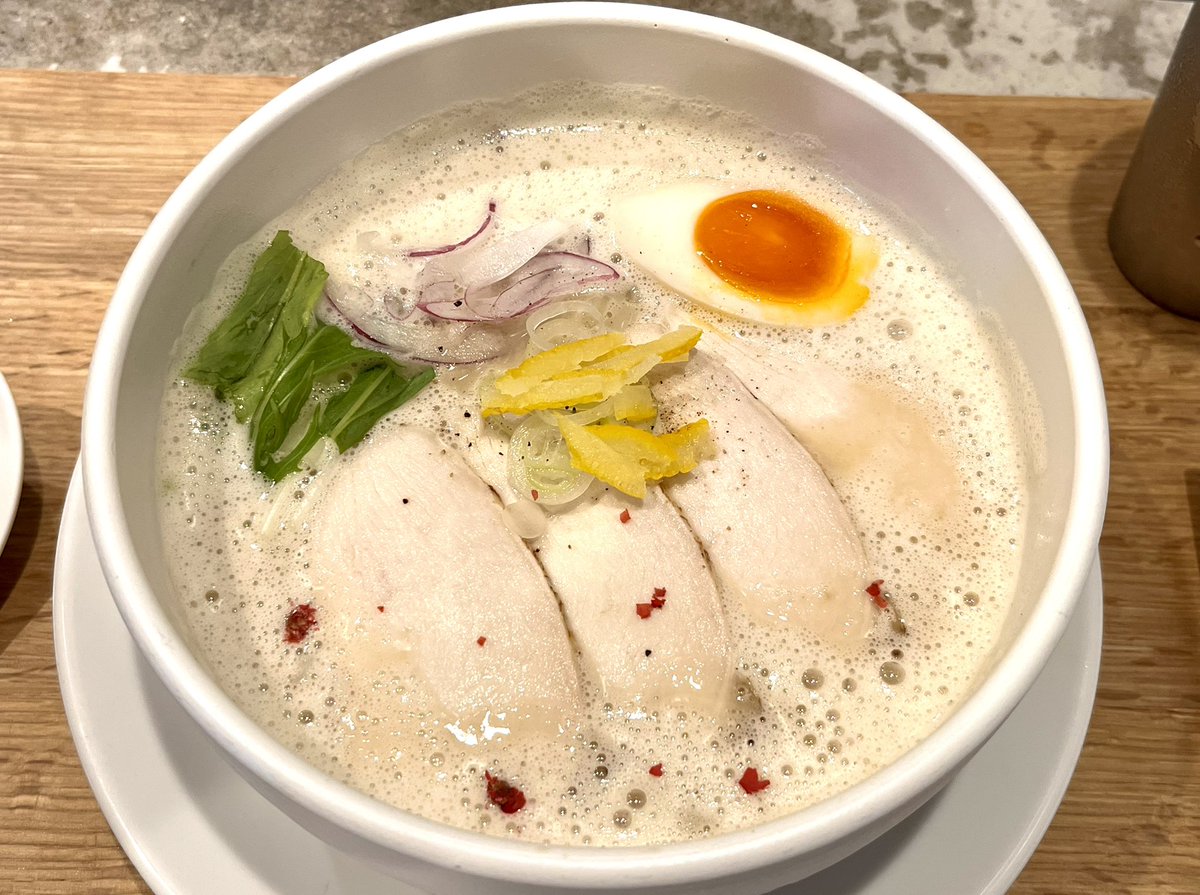 nano_ekimemo's tweet photo. 2軒目は駅から遠いので後回しになっていた"岸良(きしら)"さんへ初訪問！
"ゆず塩鶏白湯"を注文しましたが、これがかなり美味い✨
さっぱりとした後味とまろやかな鶏白湯のス���プが良い塩���で最後まで美味しく頂けました！

[南千里駅　鶏白湯そば 岸良　ゆず塩鶏白湯] https://t.co/T98XymfUaU