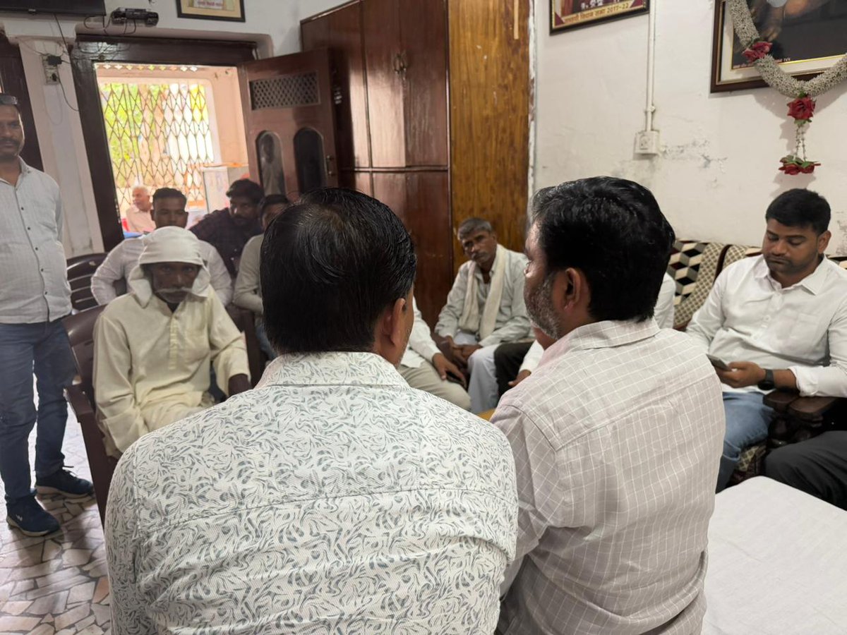 rampratapmla's tweet photo. जनता सर्वोपरि..।
आज उतरौला आवास पर "जनता दर्शन" में आए हुए जनमानस की शिकायतें और समस्याएं सुनकर उनके त्वरित निराकरण करने के लिए संबंधित अधिकारियों को निर्देशित किया।
#BJP4ViksitBharat #सशक्त_यूपी_सशक्त_भारत #rampratapvermaforutraula #rampratapvermamla #Utraula #bjp4utraula #Balrampur #BJP4UP #BJP4IND
@narendramodi @NitinNabin @AmitShah @rajnathsingh @myogiadityanath @mppchaudhary @idharampalsingh @kpmaurya1 @brajeshpathakup @BJP4India @BJP4UP @PMOIndia @sunilbansalbjp @KVSinghMPGonda