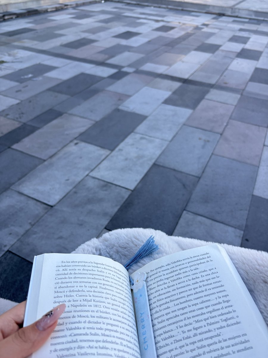 mabell_moon's tweet photo. Just a mysterious girl reading about other mysterious women. https://t.co/xTgpUupddD