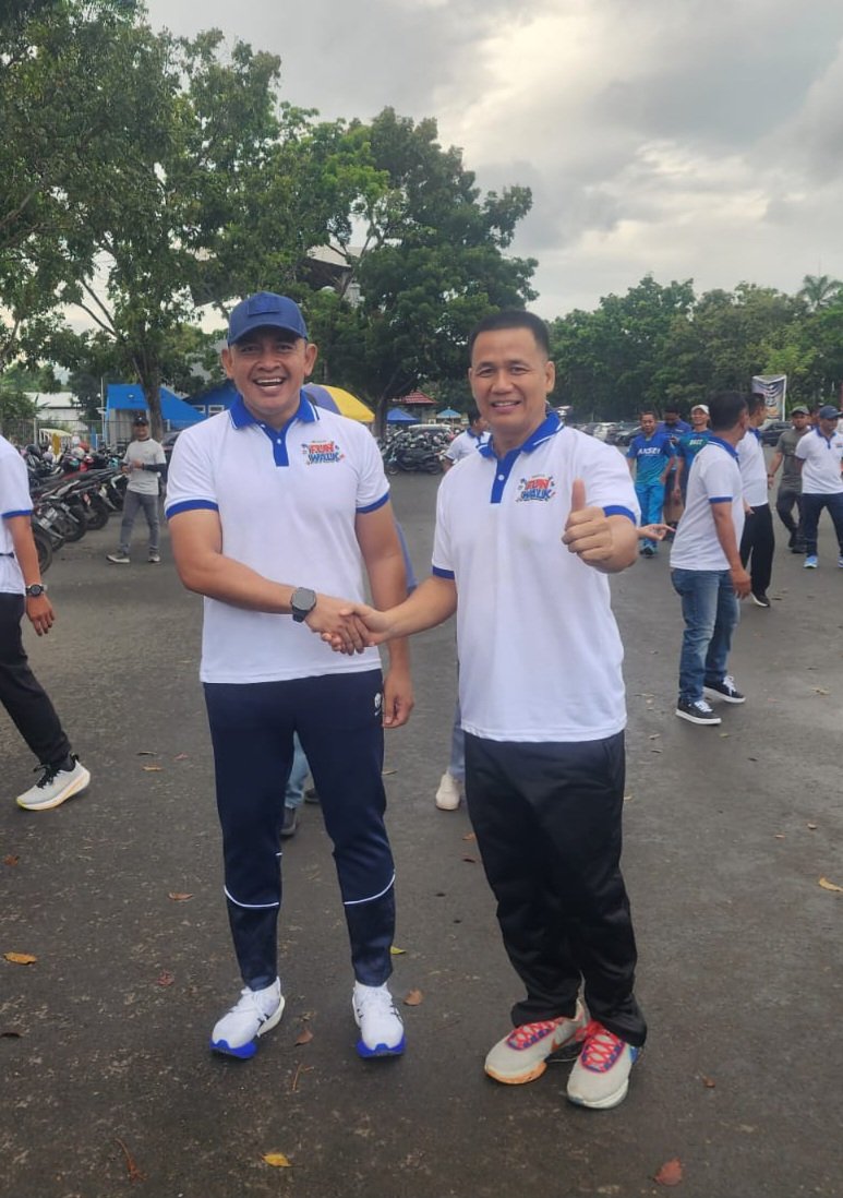 POLSEK_PLH's tweet photo. Pagi bersama Kapolsek Pelaihari dan Bupati tanah laut #polsekpelaihari https://t.co/rTM5hcRY7Q