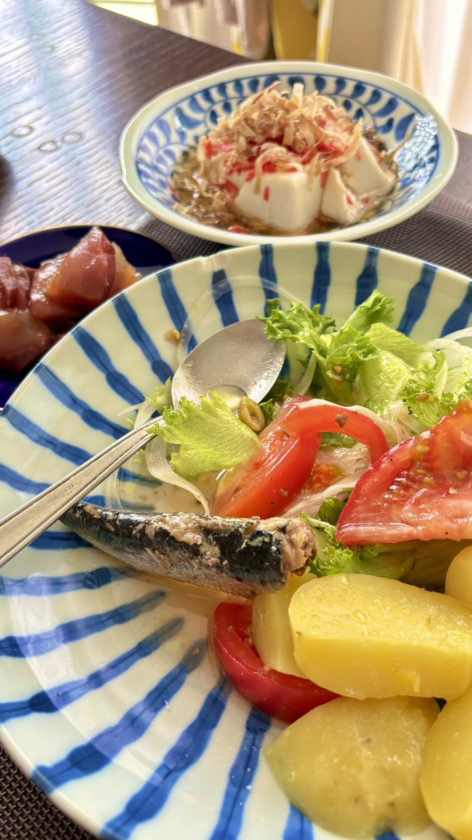shimalucky's tweet photo. トマト、なんちゃらレタス🥬、ポテトのサラダ
ぶりのリュウキュウ
冷奴には自分で削った削り節と干しエビ

この夏は極力素材のままいただく。

#おうちごはん https://t.co/Xsp95RHIPt