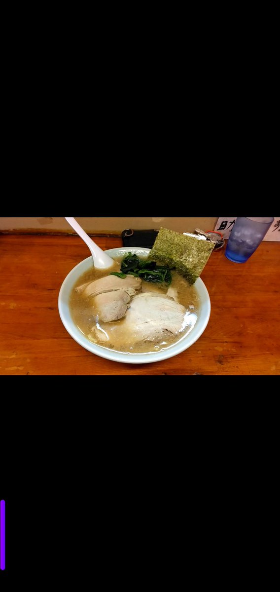 JUNakaMASTER's tweet photo. 口直しに昼、高根家イこうかな
最近のラーメンってスープ少なくない？
盛って言うと、麺3/1スープから出てる
スープ全部飲まないけど
なみなみ挿れて欲しいんだよね🥒
高根家は純正でスープ多い
たまにすげー多くて
カウンターの上からカウンターに
降ろす時
スリルを味わえる時もある
１枚目、高根家 https://t.co/Dh7C2RjGtk