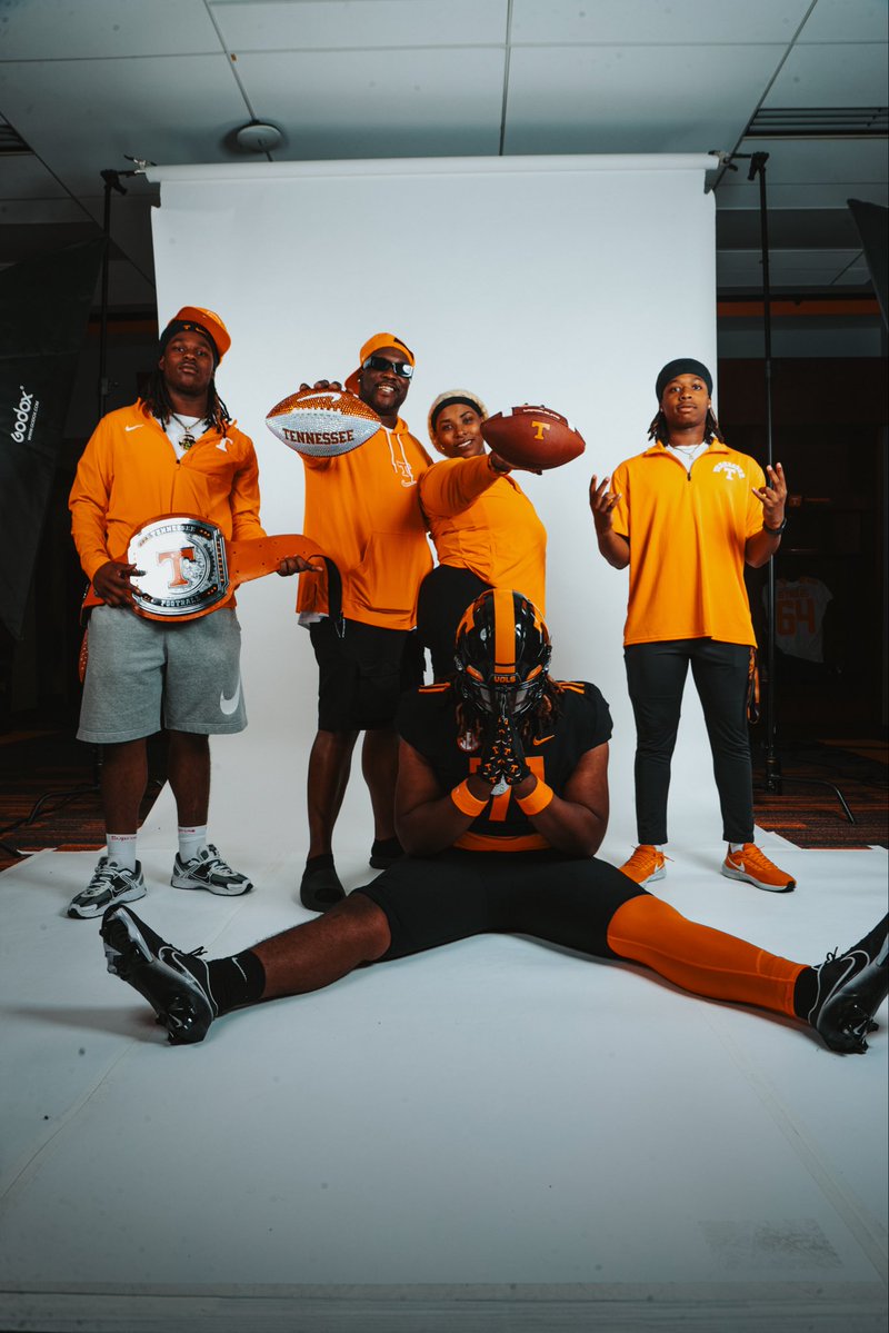 qmarih1's tweet photo. BLESSED TO ANNOUNCE MY COMMITMENT TO @Vol_Football 

#GBO!!!!! https://t.co/7HoJwUMRuI