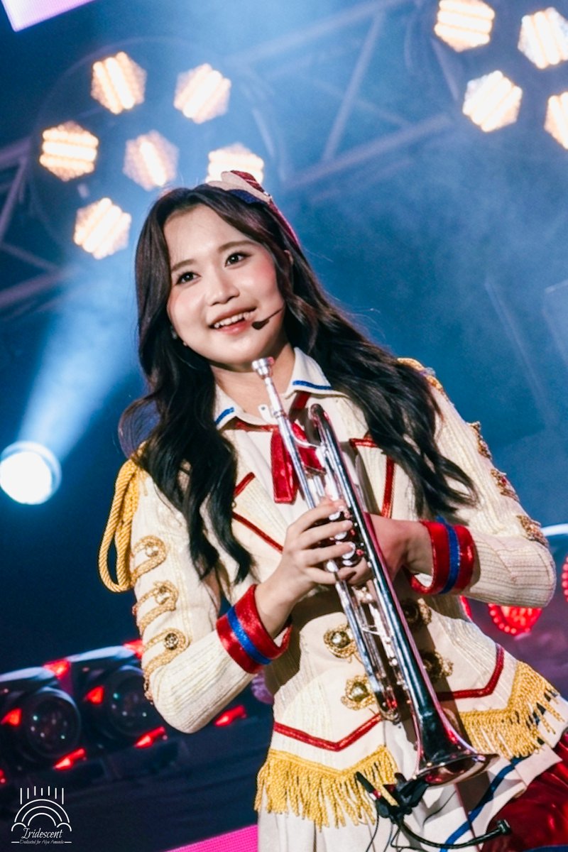 Iridescent2608's tweet photo. Finally, she got the most beautiful gift before her graduation🥹
We're so thankful that we did our best for our dearest rainbow🤍🎺

— @AA_AlyaJKT48 

#IridescentBloom #Pelangiku #アリア https://t.co/qs1xIwyLX2