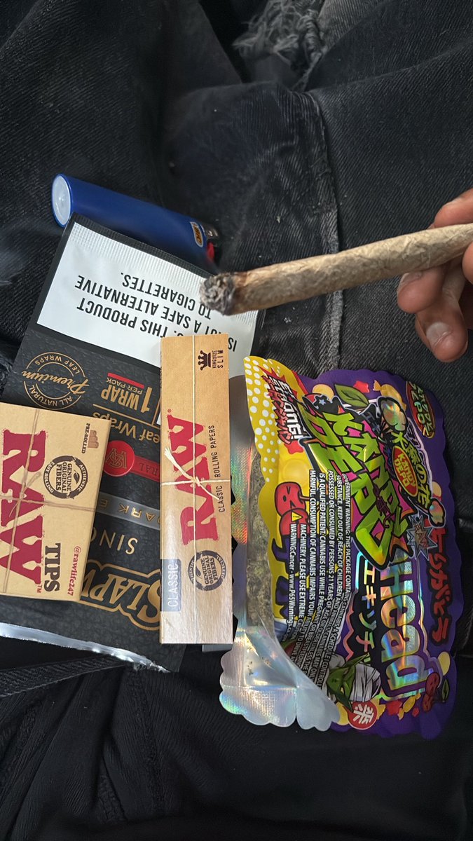 Ourttt's tweet photo. Bro @SaksLikely got me smoking different 🔥🔥 filter tip inna wood so fire https://t.co/HwigluyLxT