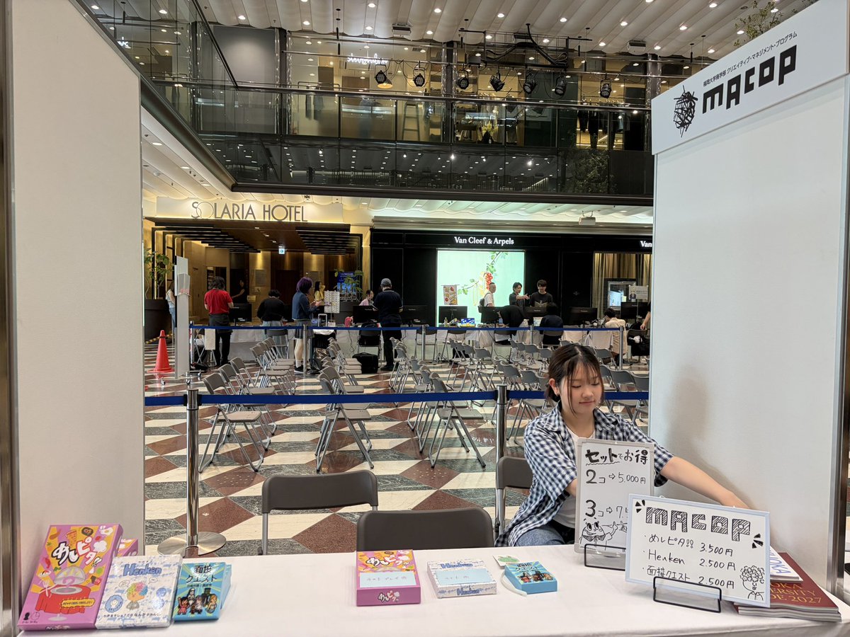 __akaki__'s tweet photo. 本日も #九州ゲームアイランド に出展しております‼️
#MaCOP のプログラム生が作成した、ここでしか手に入らないゲームを是非、手に取ってみてください!
商品も買えるように置いてます✨️
お得なセット割もしておりますので是非この機会に!
#ボードゲーム
#インディーゲーム https://t.co/fqJ36ur1GL
