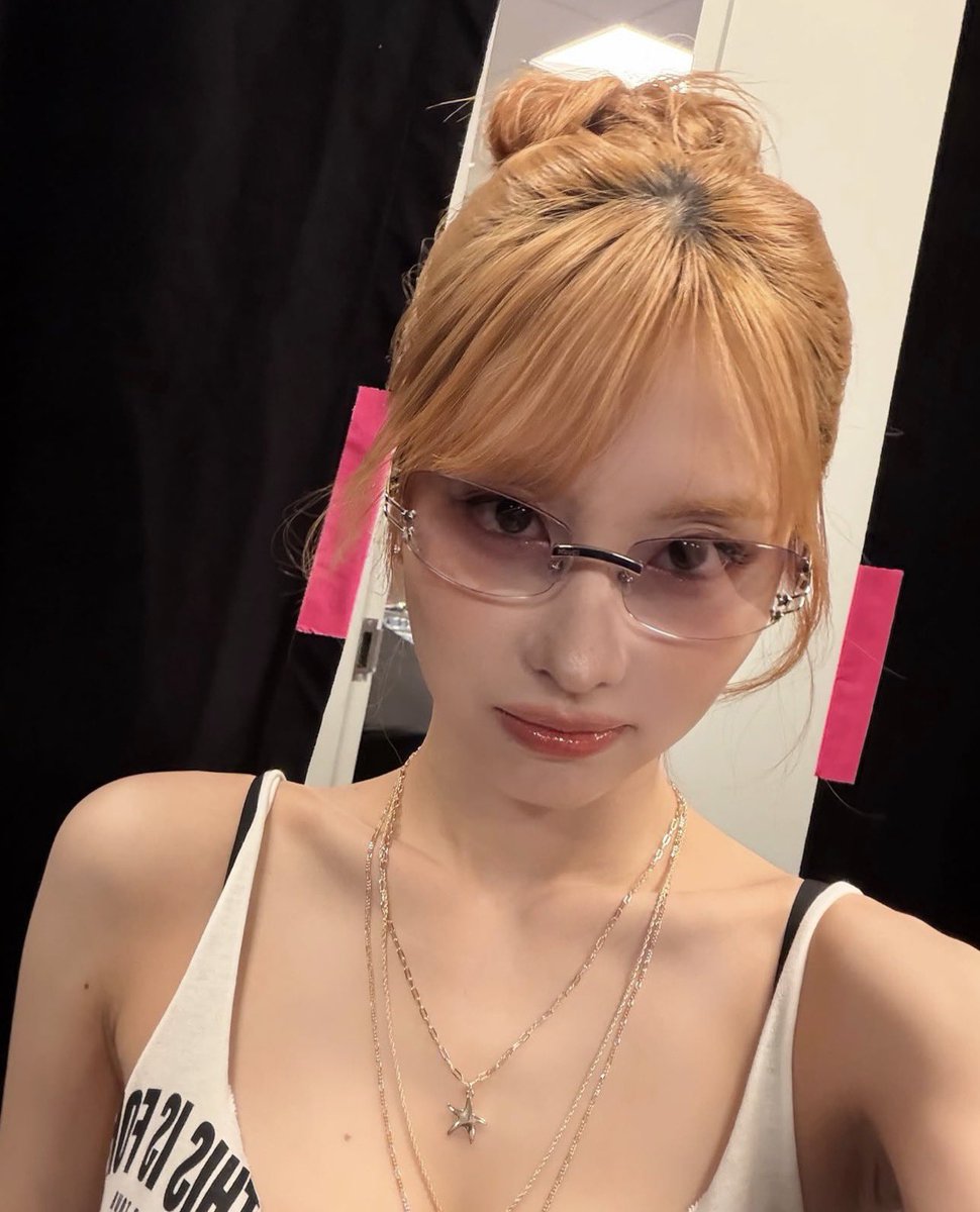 96_momorin's tweet photo. ももちゃんってどんな髪型でも可愛いのは前提なんだけど、前髪分けてないことがほとんどだから前髪分けた時の可愛さって爆発的に可愛いんだよね
あんまり見ないからたまに見ると叫びたくなるくらい可愛い https://t.co/PJ0QQuQpAg