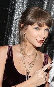 SwiftiesHQs's tweet photo. SHE IS SO PRETTY!! https://t.co/NuPNyR7ItM