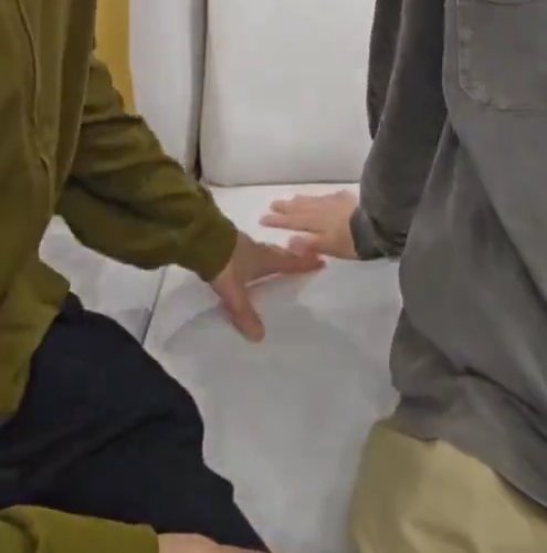 monabi_habi's tweet photo. Hold hands, you two fools... They're dating. ...#taegi https://t.co/QFLkpMemgR