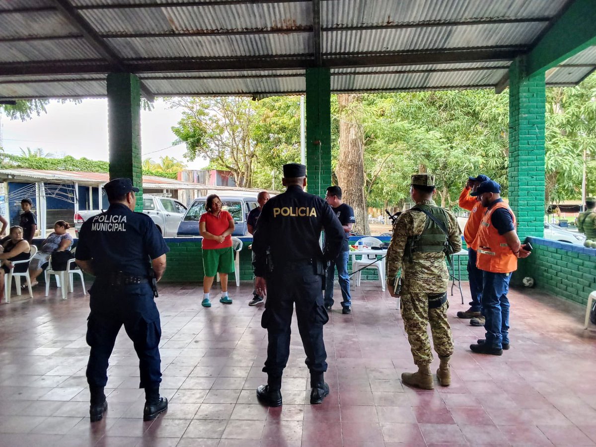 FUERZARMADASV's tweet photo. Junto a otras instituciones apoyamos en el traslado de las familias que permanecían albergadas en el Complejo Deportivo Municipal de San Juan Opico, quienes retornan a sus hogares tras la emergencia provocada por la tormenta tropical Cristina. https://t.co/85BDihAeTx