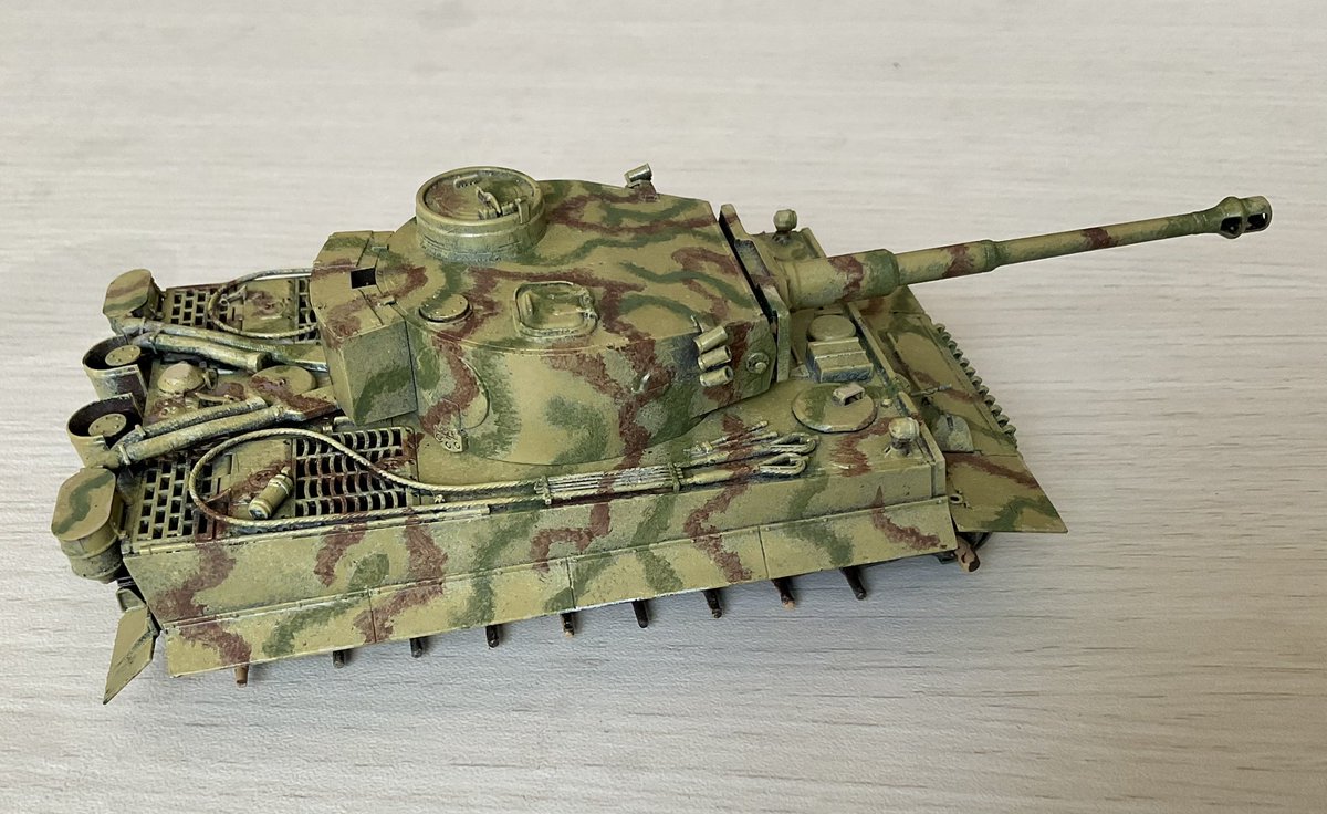 spite_war's tweet photo. タイガー前期型塗装の続き。ダークイエローもぼかし筆で叩くように塗った後、オリーブグリーン、レッドブラウンも叩くように塗りつける。今回使った塗料はVICカラー。ファレホ並みに使いやすい。
#VICカラー https://t.co/Kr8BGxYP3q
