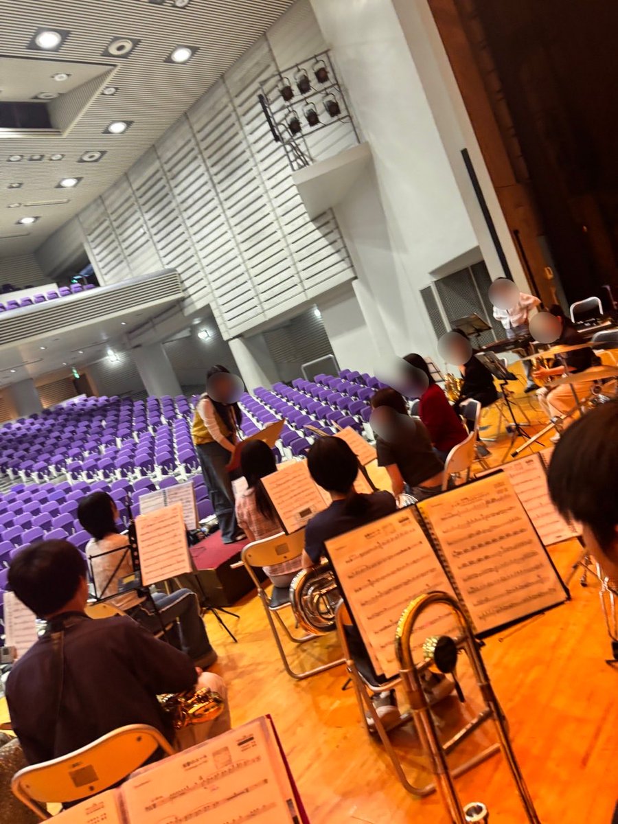 Uh4Nrwind's tweet photo. ウインドオーケストラクラブです🎶
いよいよ明日はサマーコンサート当日です！前日の今日は、本番前最後の合奏の様子をお届けします🙌
今回が、1年生を含めた新体制での初の演奏になります。1年生も一生懸命練習に取り組んでいました。
本番も全力で演奏いたしますので、ぜひお越しください☺️

#吹奏楽 https://t.co/YCoznrxIiK