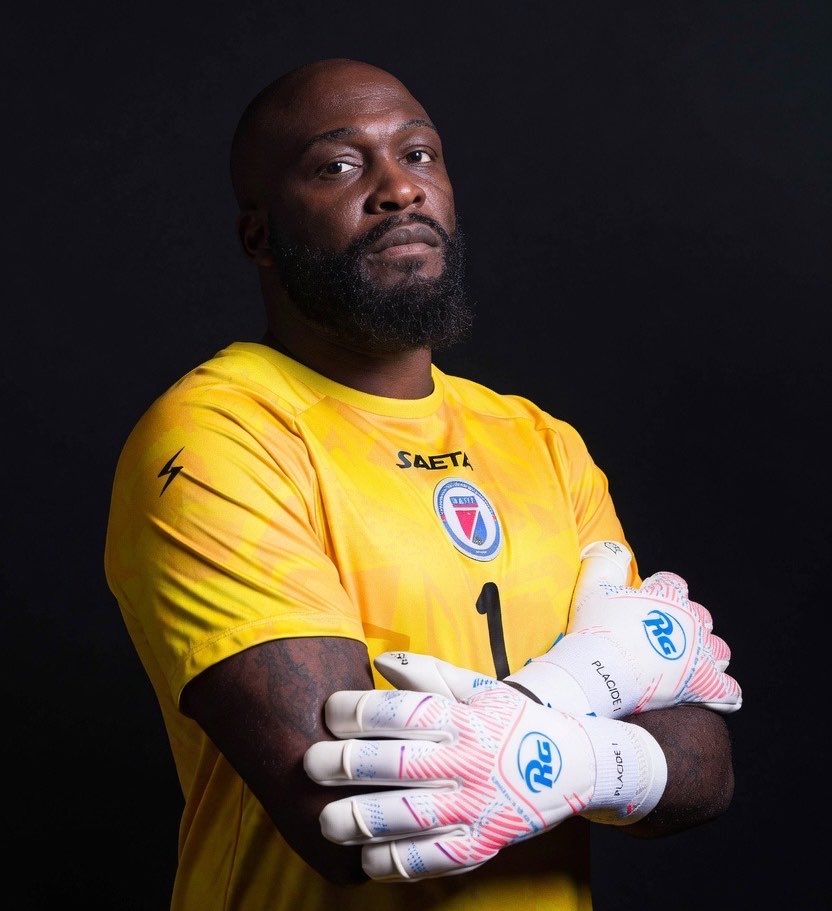 renacova's tweet photo. Hoy debuta en copas del mundo este mito.

RT si sabes quien es 🧤🇭🇹 https://t.co/XuiJHsATSv