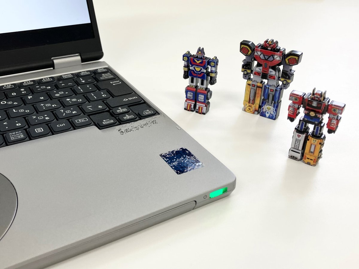 otona_shokugan's tweet photo. 【明日6/15(月)発売】
#スーパー戦隊 DXロボチャーム＆チョコボーロの楽しみ方①
「立てる、並べる、眺める」

単体で自立させることが可能なので、歴代ロボを並べて眺めたり
お気に入りのロボをデスクのお供にしたりできます。

DX玩具当時品で集めるのは困難なこの並びを見れるのはミニチュアだからこそ！
強い味方が見守ってくれていると、お仕事もきっと捗ります！！

#スーパー戦隊シリーズ　#nitiasa