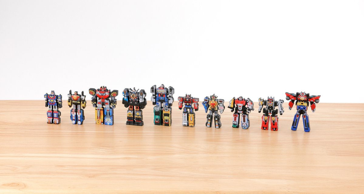 otona_shokugan's tweet photo. 【明日6/15(月)発売】
#スーパー戦隊 DXロボチャーム＆チョコボーロの楽しみ方①
「立てる、並べる、眺める」

単体で自立させることが可能なので、歴代ロボを並べて眺めたり
お気に入りのロボをデスクのお供にしたりできます。

DX玩具当時品で集めるのは困難なこの並びを見れるのはミニチュアだからこそ！
強い味方が見守ってくれていると、お仕事もきっと捗ります！！

#スーパー戦隊シリーズ　#nitiasa